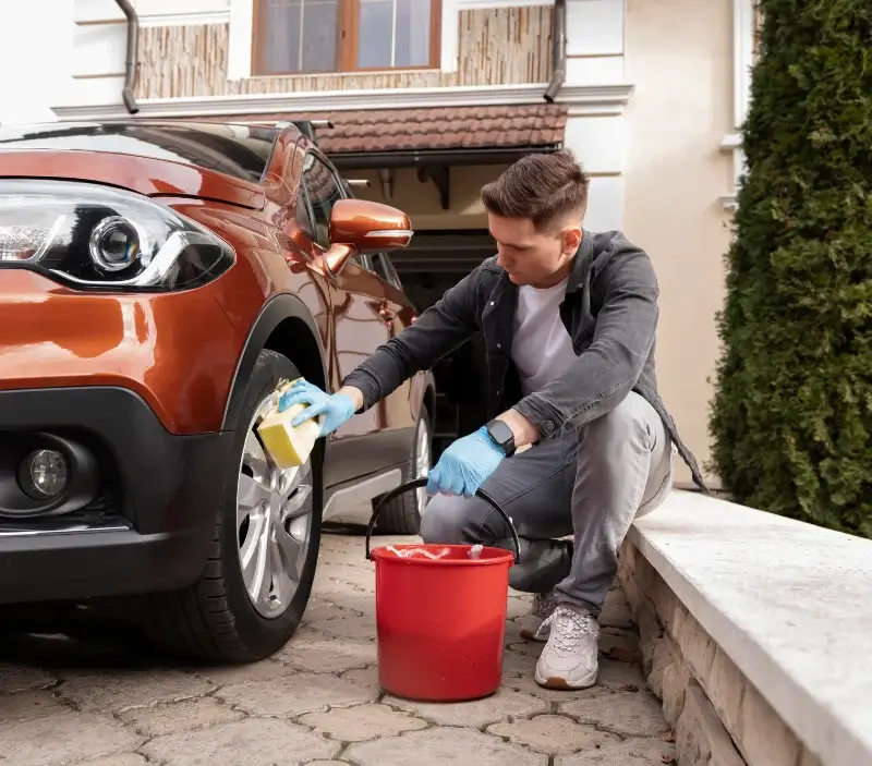 Lavage auto à domicile Louignac : professionnel intervenant sur un véhicule